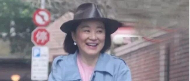 林青霞当个美丽的大妈也不在话下，不用精修图自然脸越看越有气质