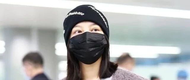 辛芷蕾头裹面巾严实，要不是穿搭抢镜，还真看不出来是明星！