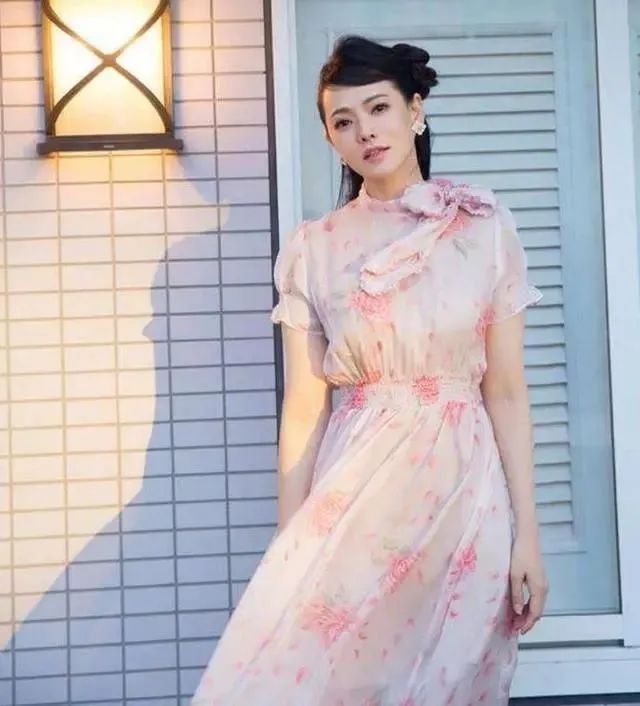 伊能静被偷拍,脸蜡黄细纹多,没有上妆后精致却比同龄人有气质!-微信头条网 伊能静被偷拍,脸蜡黄细纹多,没有上妆后精致却比同龄人有气质!