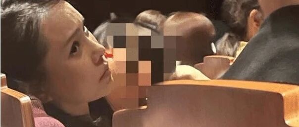 伊能静被偷拍，脸蜡黄细纹多，没有上妆后精致却比同龄人有气质！