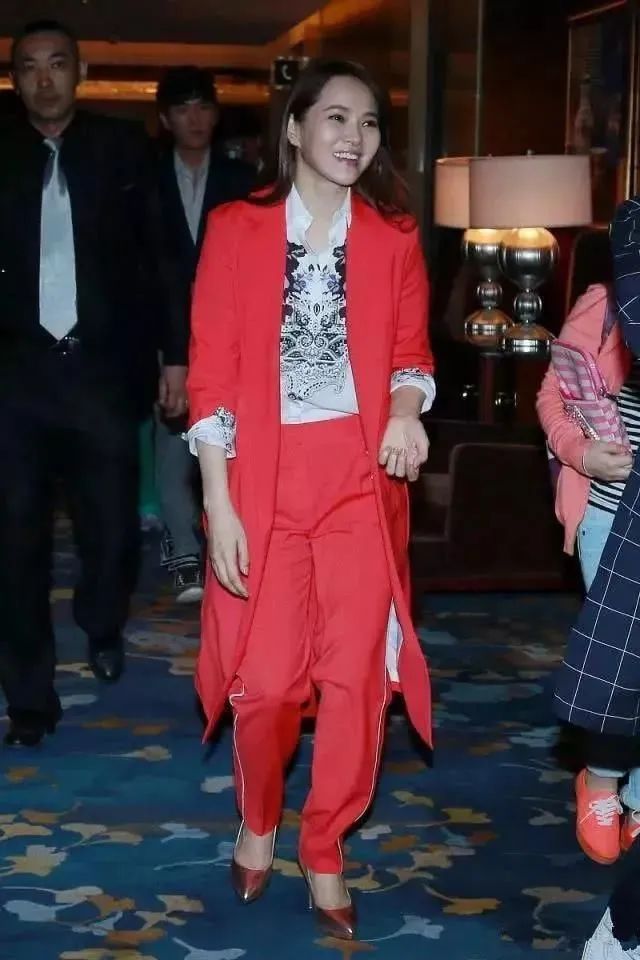 伊能静被偷拍,脸蜡黄细纹多,没有上妆后精致却比同龄人有气质!-微信头条网 伊能静被偷拍,脸蜡黄细纹多,没有上妆后精致却比同龄人有气质!