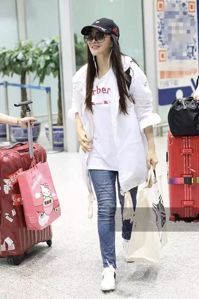 伊能静被偷拍,脸蜡黄细纹多,没有上妆后精致却比同龄人有气质!-微信头条网 伊能静被偷拍,脸蜡黄细纹多,没有上妆后精致却比同龄人有气质!