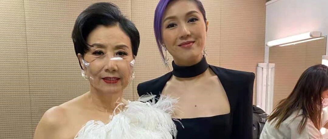 汪明荃老了还是很拼，穿白色抹胸羽毛裙，比杨千嬅还抢眼！