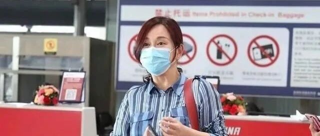 49岁陈松伶发福严重，穿竖条纹连衣裙完全看不到腰在哪！