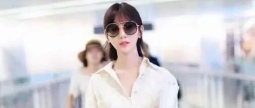 毛晓彤这身应该是“下衣失踪”的新境界，一件衬衣满足所有遐想！