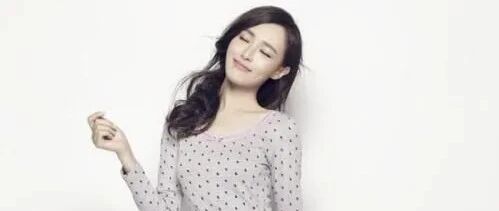 唐嫣复工晒美照，笑场暴露脸僵事实，还不如微笑的好看呢！