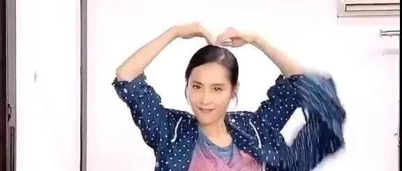 朱茵接女儿，穿的很接地气没有星味，跟个普通妈妈的搭配差不多！