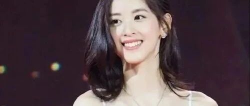 章泽天穿牛仔T恤晒照，五五分的身材一览无遗，远看真没啥气质