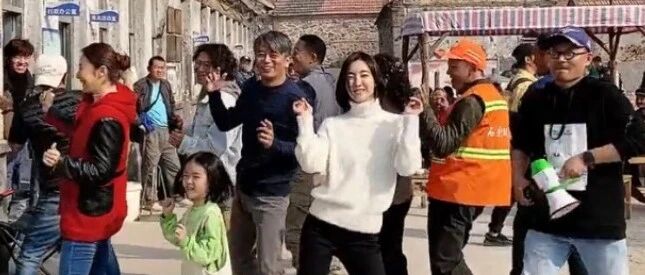 王丽坤也加入广场舞大潮，简单的黑白搭配，凭气质成最靓的女！