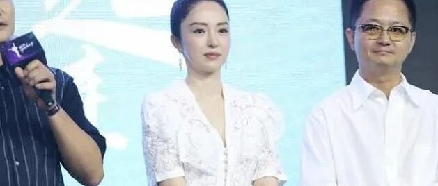 董璇穿白色纱裙，没仙女感“大妈”味却很浓，还是休闲装更适合！