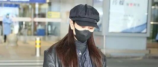 马苏新造型被拍，里外穿三层很厚实保暖，但暴露上半身浮肿的短板