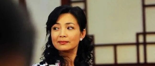 “皇后专业户”戴春荣近60岁了，苹果肌下垂却还是很有气质