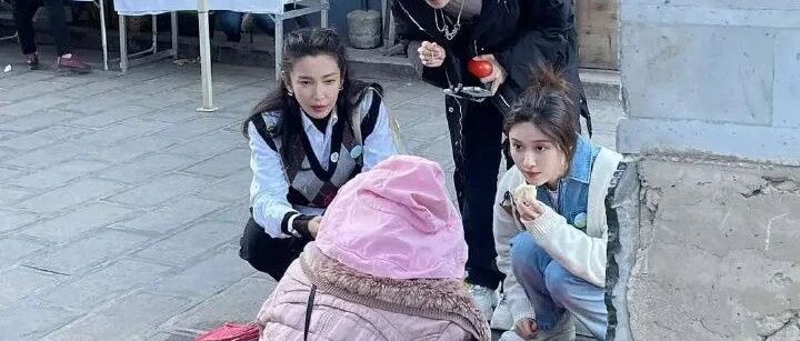 李冰冰参加真人秀活动，打扮很精致有气质，就是脸看着好不自然