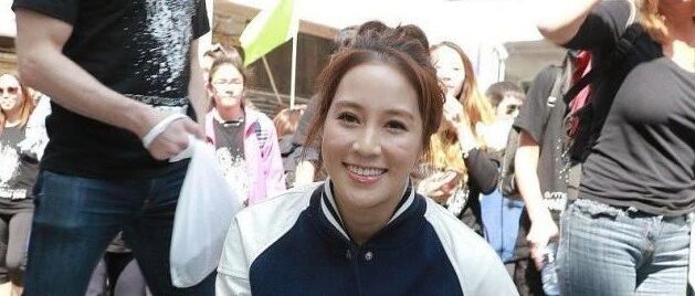 阔太扮嫩没“底线”？丸子头搭配棒球套裙，脸僵身矮的好尴尬！