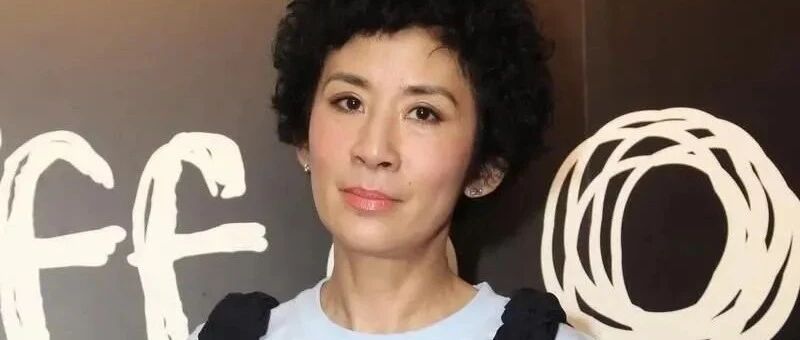 吴君如真够可爱的！一把年纪了还穿得很嫩，心态真的是好！