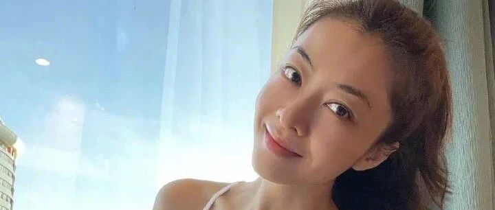 熊黛林晒自拍，穿运动吊带腰细无痕，真是一点生过孩子的痕迹都没有