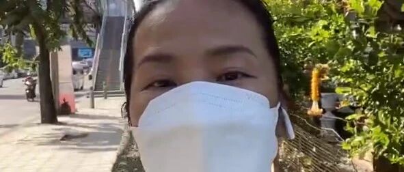 韦唯穿吊带晒自拍，皮肤黝黑眼纹明显，确实是个58岁的大妈了！