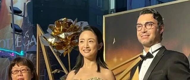 产后的林依晨还是没变，穿抹胸裙现身活动，身体圆润笑容甜美