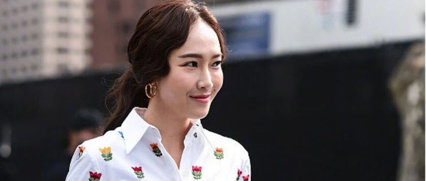 郑秀妍离开滤镜不一样，脸部僵硬不自然，再美的裙子都没用！