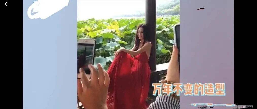 温碧霞穿吊带出游，在游客面前大方摆拍，够自信的呢！