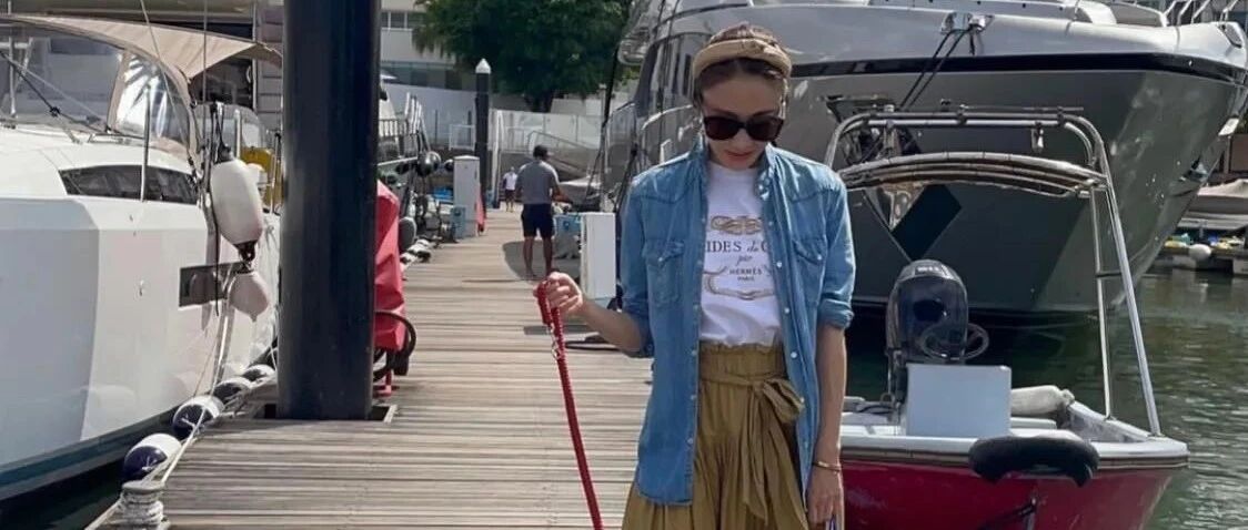 黎姿太漂亮了，穿个半身裙遛狗完全看不出来年龄，还是年轻的模样