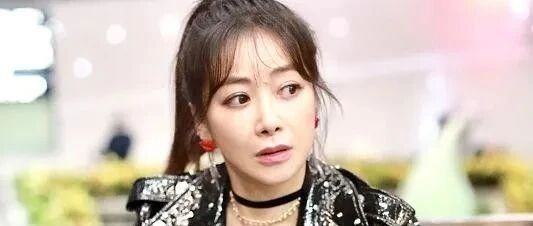 奔五的年纪还扮嫩？陈紫函穿皮克上衣秀身材，比年轻女孩更时髦