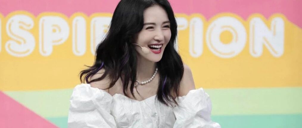 谢娜认真起来了也是一个时尚界“大咖”，一字肩配工装裤可御可甜