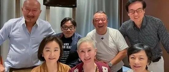 林青霞没打针自然老，穿橘色上衣显优雅气质，女神的魅力一点不减