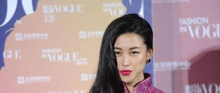 朱珠穿丝袜配短裤，胯大腿粗暴露短板，网友：还是穿裙子好些！