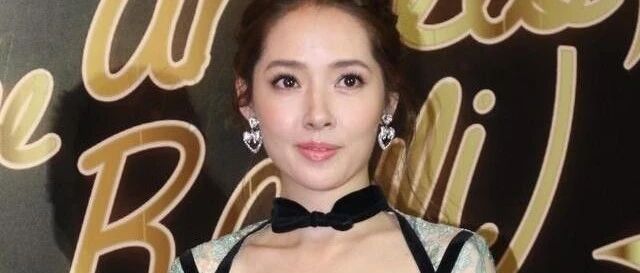 郭碧婷穿深V透视裙现身，大胆前卫，但清瘦的身材缺点美感！