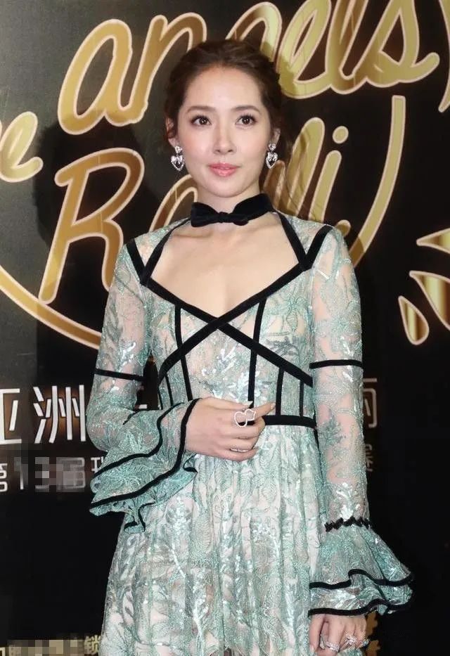 郭碧婷穿深V透视裙现身,大胆前卫,但清瘦的身材缺点美感!-微信头条网 郭碧婷穿深V透视裙现身,大胆前卫,但清瘦的身材缺点美感!