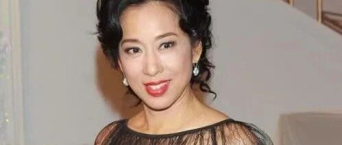 朱玲玲虽然颈纹很多，但是脸上的皱纹很少，穿衣更是不输年轻人