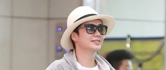 蒋雯丽穿运动外套，宽松变紧身勒出“虎背”，看着身材很魁梧