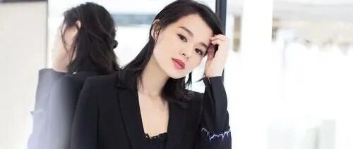 胡杏儿生娃后变温柔，脸上多了几分慈母笑容，女人味更是十足