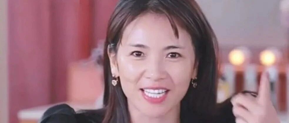 刘涛为了流量真是豁出去了!当场卸妆大力揉搓脸，眼睛瞬间小一圈