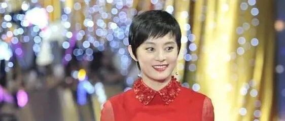 孙俪这身打扮不敢恭维，网友：用最强的气质撑最土的大红色！