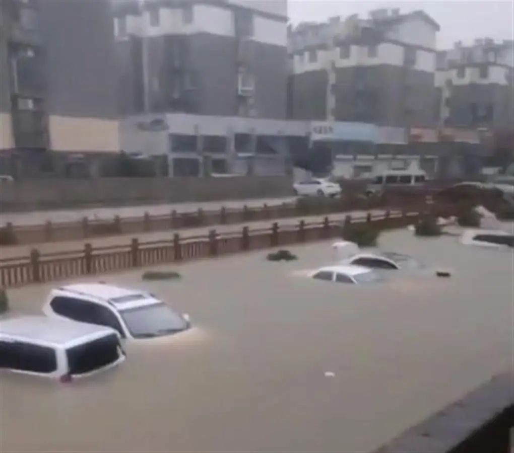 安徽萧县暴雨路上多车被淹至车顶