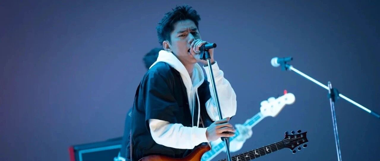 最新影視資訊 |嚴藝文《影后》後最新愛情喜劇!影集《欠妳的那場婚禮》張孝全、朱軒洋飾演相同「樂團主唱」開口唱歌