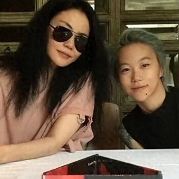 窦靖童:妈妈的钱多到花不完,穷困潦倒的父亲,成了她最大的痛苦 网友:这谁顶得住的情感冲击!