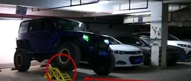 15万车位被占用，牧马人车主霸气安装“单边桥”，众人表示服气