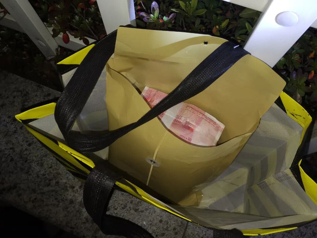 余杭8岁双胞胎姐妹随母亲出摊,捡到20万现金!物归原主!