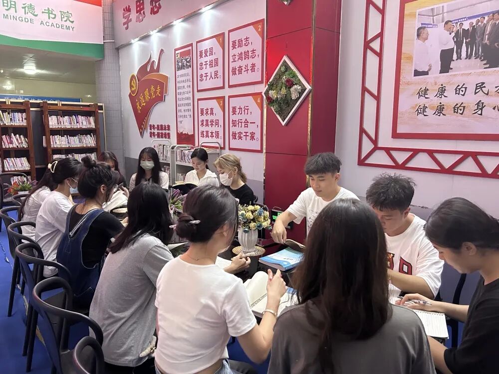 不忘初心，砥砺前行｜明德书院师生联合支部第四党小组《决胜时刻》观影分享会