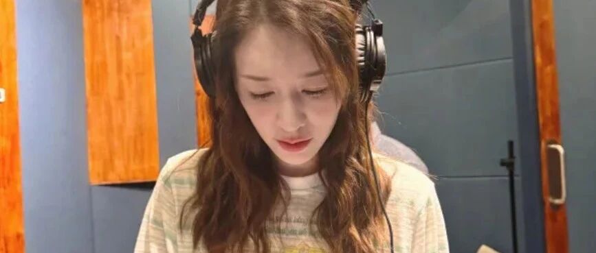 向太陈岚晒和李小冉通话的视频,李小冉表示从来不知道自己唱歌那么难听,还因唱歌跑调哭了2个晚上