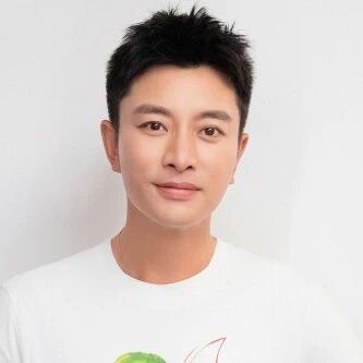 贾乃亮发文称公司年会奖励万元红包,全程摒弃繁琐流程与强制表演,主打轻松聚、无形式化环节,此前其就表示&ldquo;员工没自己买过手机&rdquo;