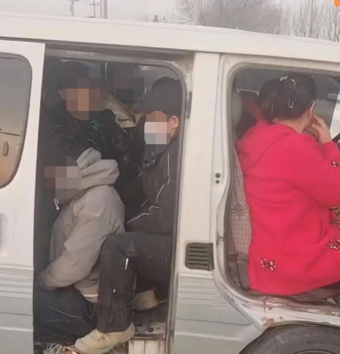 天津交警治理面包车事故