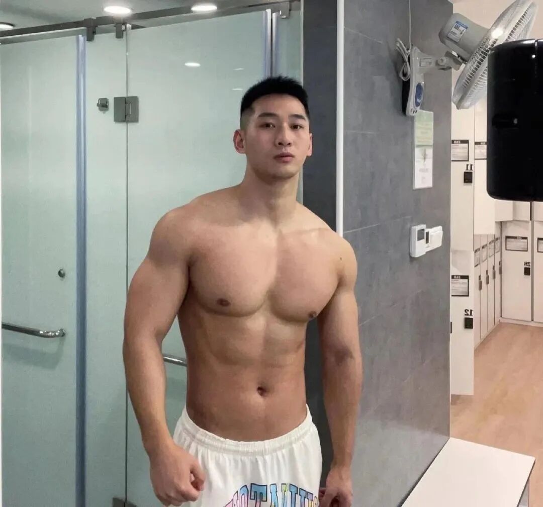 上海猛男博主炸场！南瓜肩+倒三角，霸气侧漏，网友：硬盘天菜！