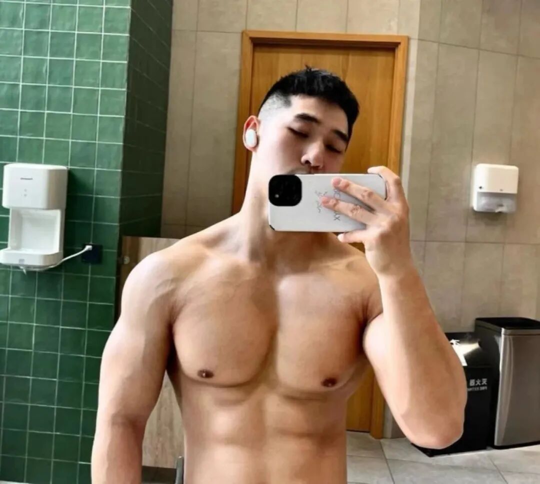 上海猛男博主炸场！南瓜肩+倒三角，霸气侧漏，网友：硬盘天菜！