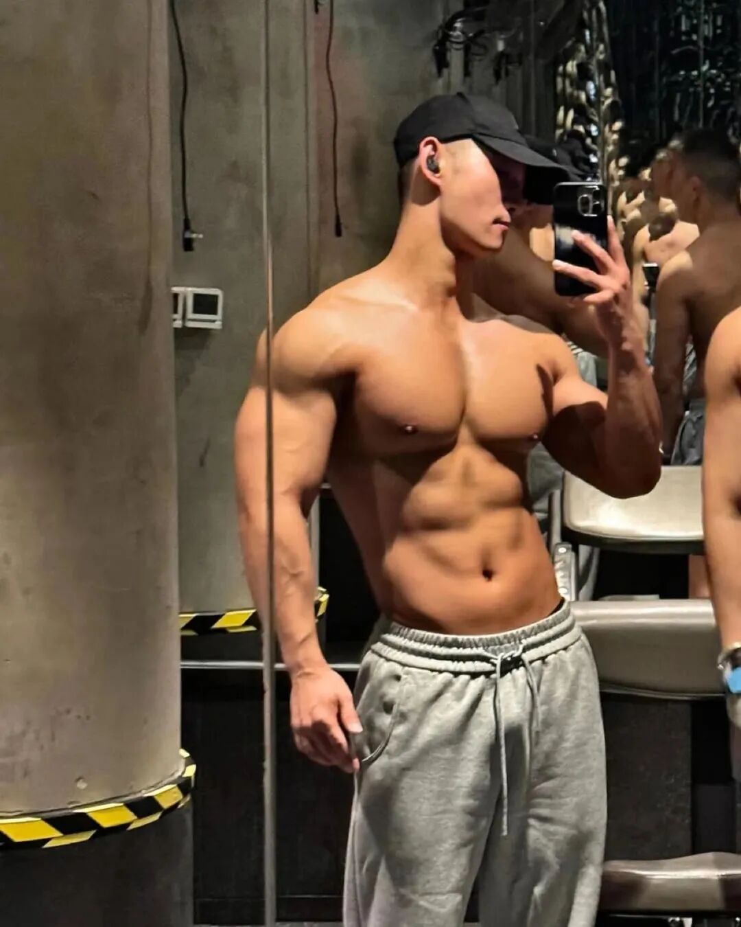 上海猛男博主炸场！南瓜肩+倒三角，霸气侧漏，网友：硬盘天菜！