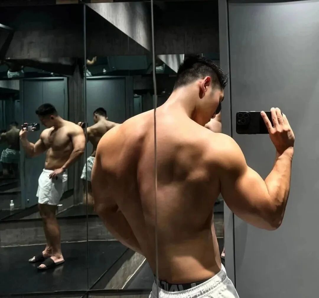 上海猛男博主炸场！南瓜肩+倒三角，霸气侧漏，网友：硬盘天菜！