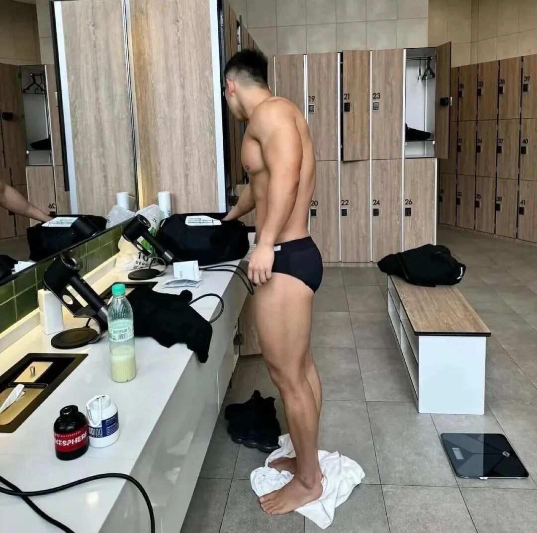 上海猛男博主炸场！南瓜肩+倒三角，霸气侧漏，网友：硬盘天菜！